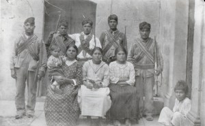 Soldados del Regimiento Valparaíso con sus familiares