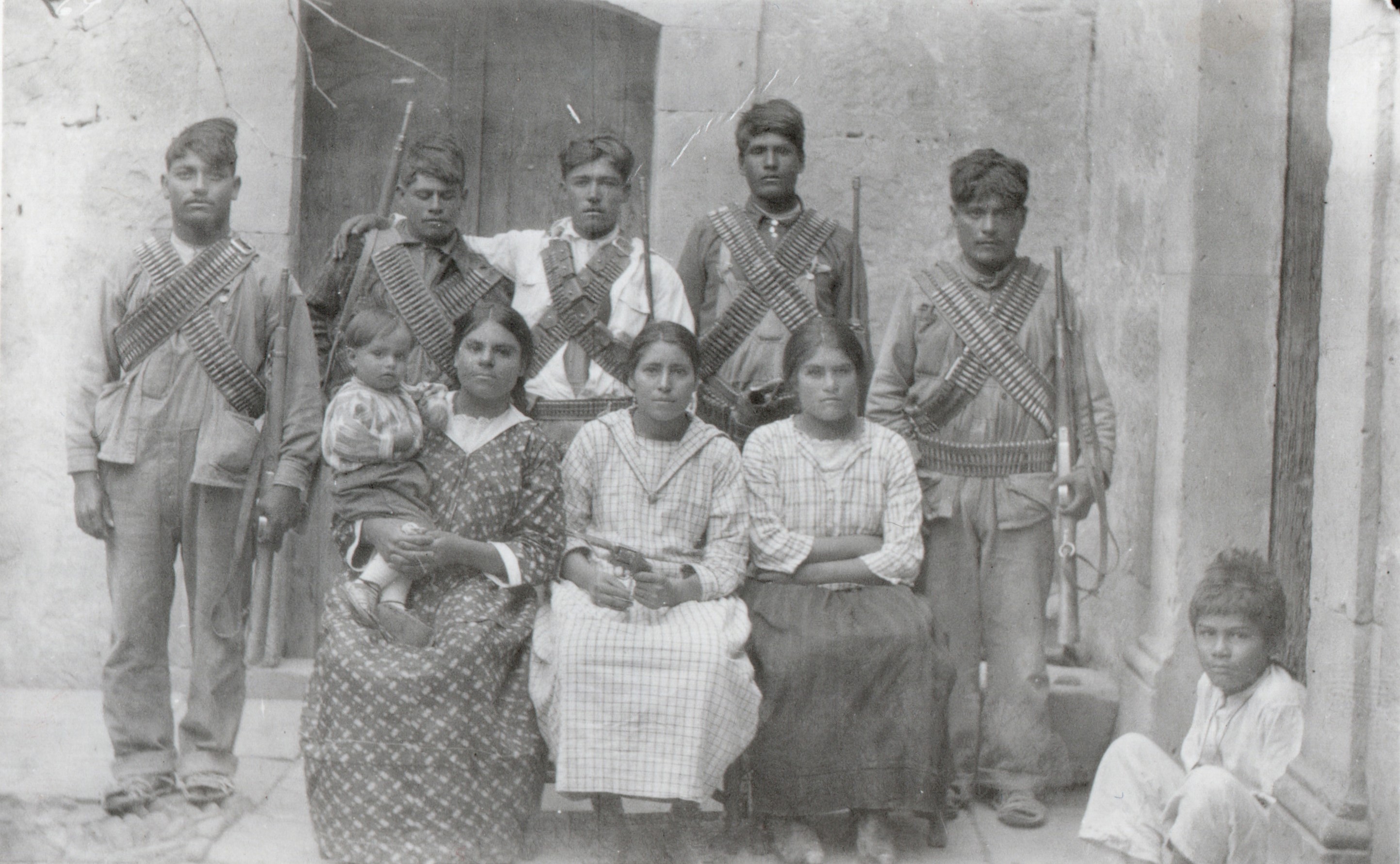 Soldados del Regimiento Valparaíso con sus familiares